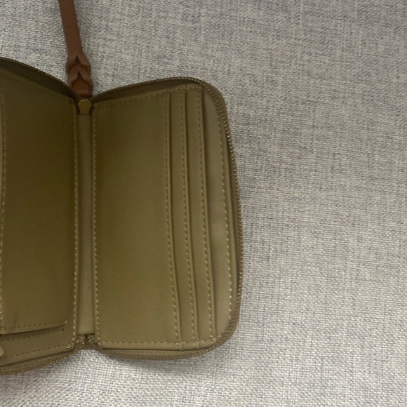 Universal Thread Green Wallet - Picture 4 of 6